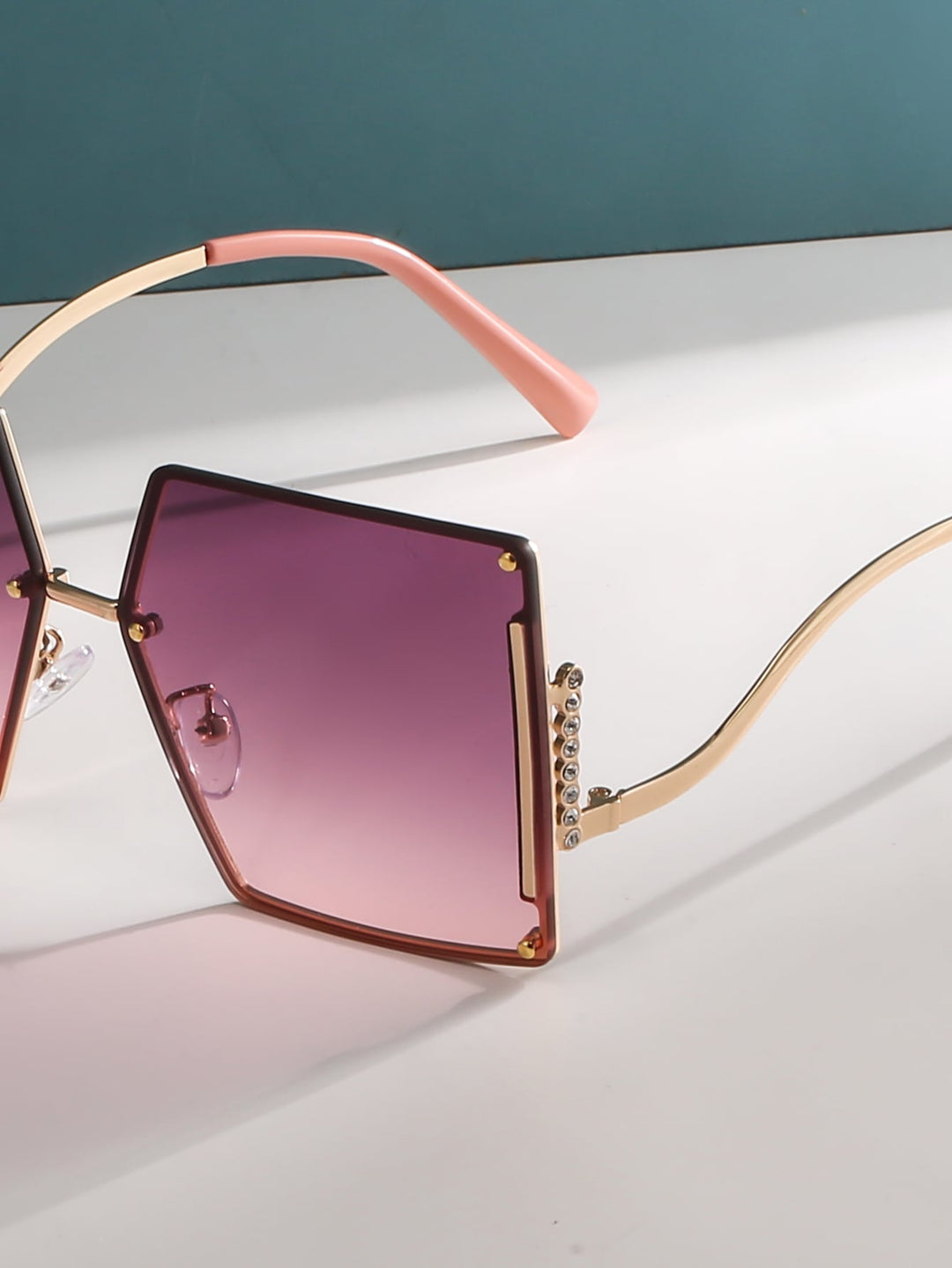 Chic Square Studded Frame Sungasses