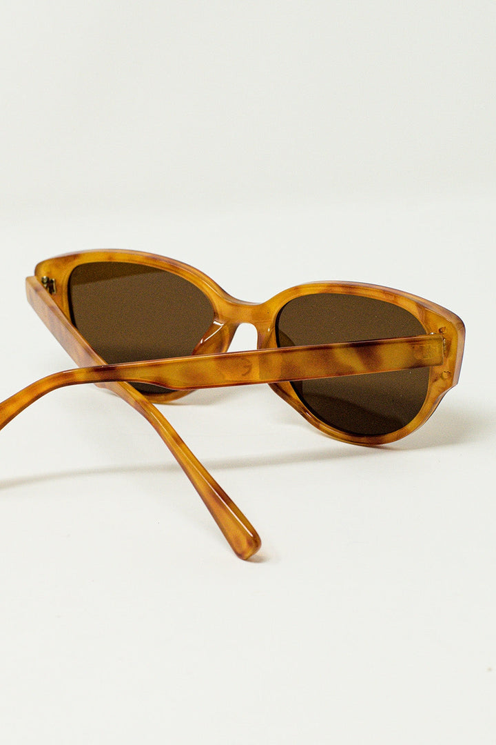 Oval Sunglasses in Light Yellowish Tortoise Shell