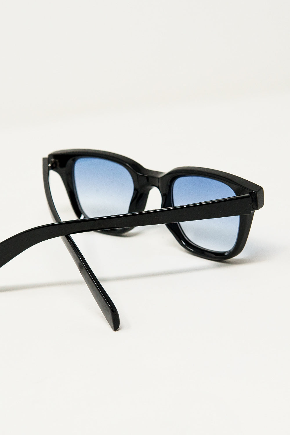 Retro Round Sunglasses with Smoke Blue Lens in Black