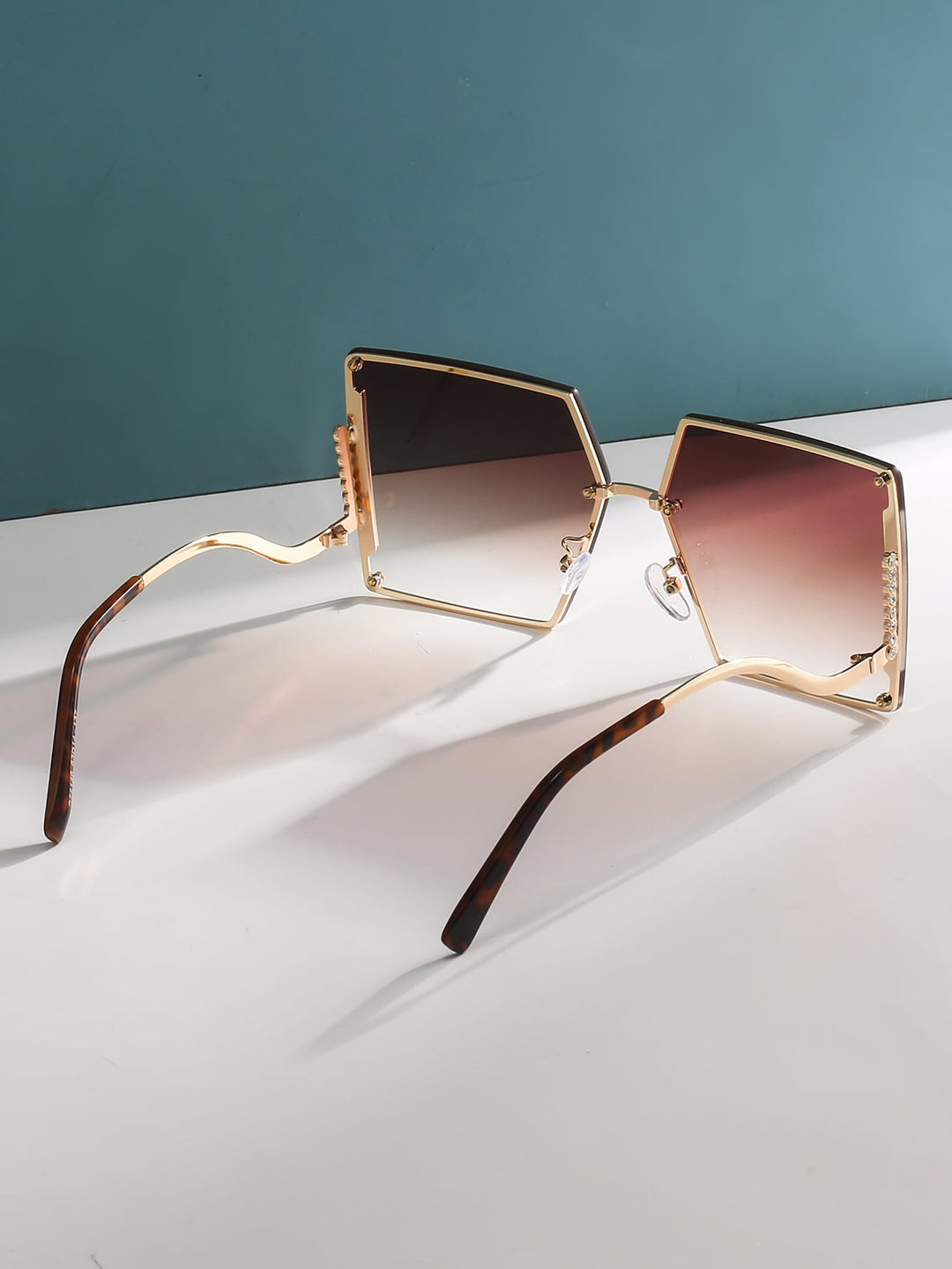 Chic Square Studded Frame Sungasses