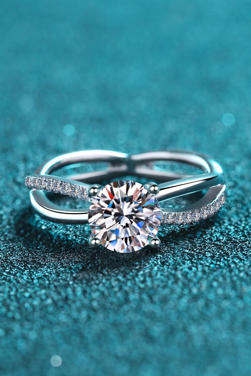 1 Ct Moissanite Crisscross Split Shank Ring